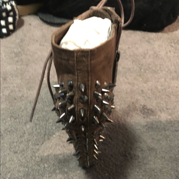 Studded heels - Picture 5 of 7